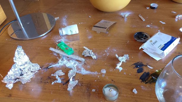 随着应召女郎的短信曝光,利亚姆·佩恩“不稳定”的酒店螺旋式上升的黑暗消息