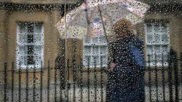 英国气象局警告说，“气温下降”将决定炎热天气何时结束