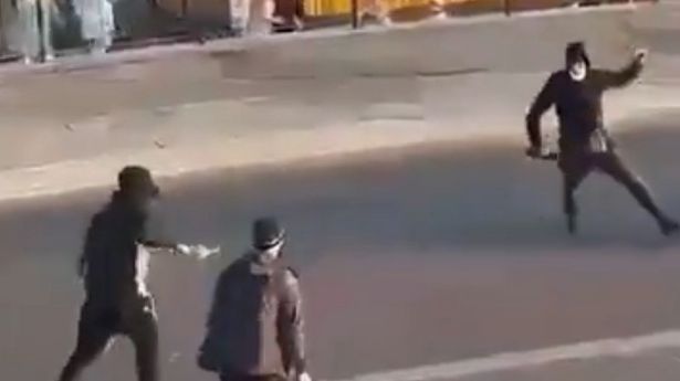 当警察发布大规模疏散命令时，绍森德爆发了砍刀打斗