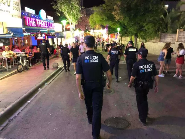 英国游客在马加鲁夫海滩被强奸后,追捕“街头小贩”