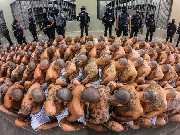 在萨尔瓦多的“人间地狱”监狱里,唐纳德·特朗普将驱逐美国罪犯