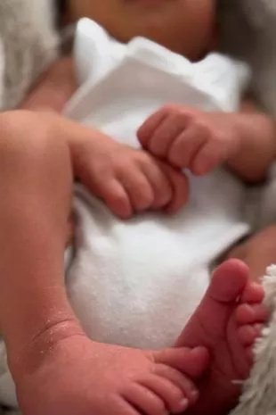 51岁的阿曼达·拜拉姆在情人节“意外”分娩后生下了孩子