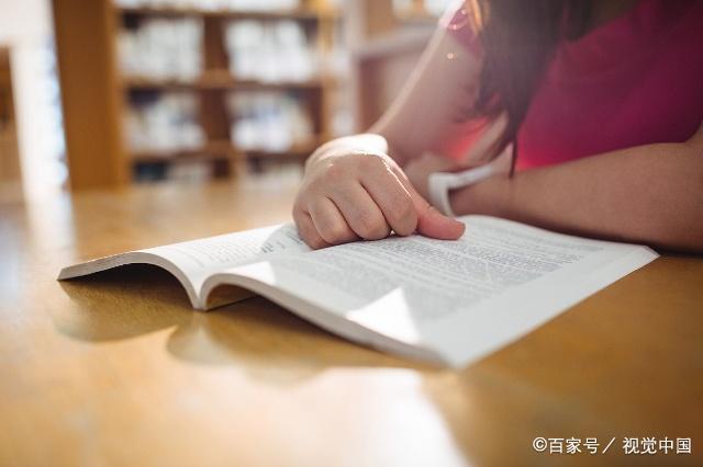 读书爱好者在得知人们读的小说完全不同后感到困惑