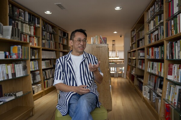 在中国打击国内书店之际，中文书商在海外蓬勃发展