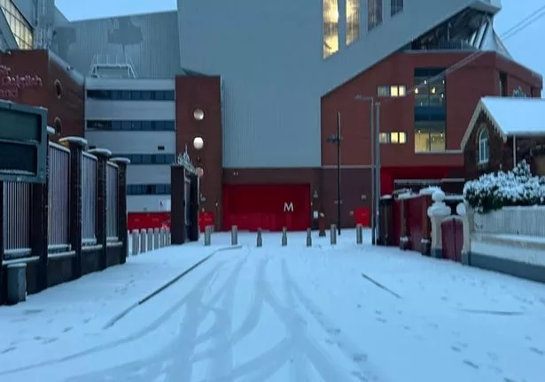 利物浦对曼联的开球决定推迟，因为大雪迫使紧急会议