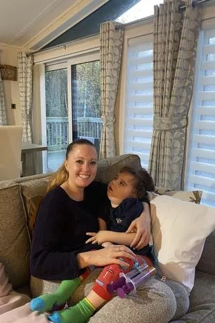妈妈绝望地恳求说:“知道你的孩子会死已经够难的了。”