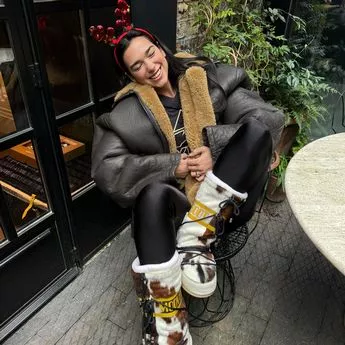 杜瓦·利帕与演员卡勒姆·特纳订婚，她炫耀着巨大的钻戒