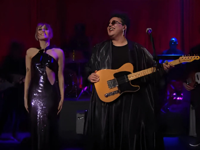 麦莉·赛勒斯和布列塔尼·霍华德在《SNL50》上表演了《Nothing Compares 2 U》，没有奥康纳的参与