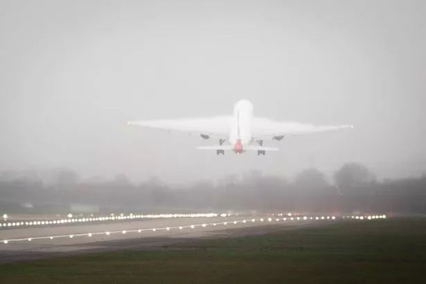 突发新闻：大雾笼罩英国部分地区，英国气象局向司机发出紧急警告