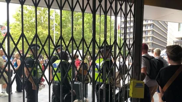 当泰勒·斯威夫特的粉丝来到伦敦时，国王十字街的公众都被疏散了