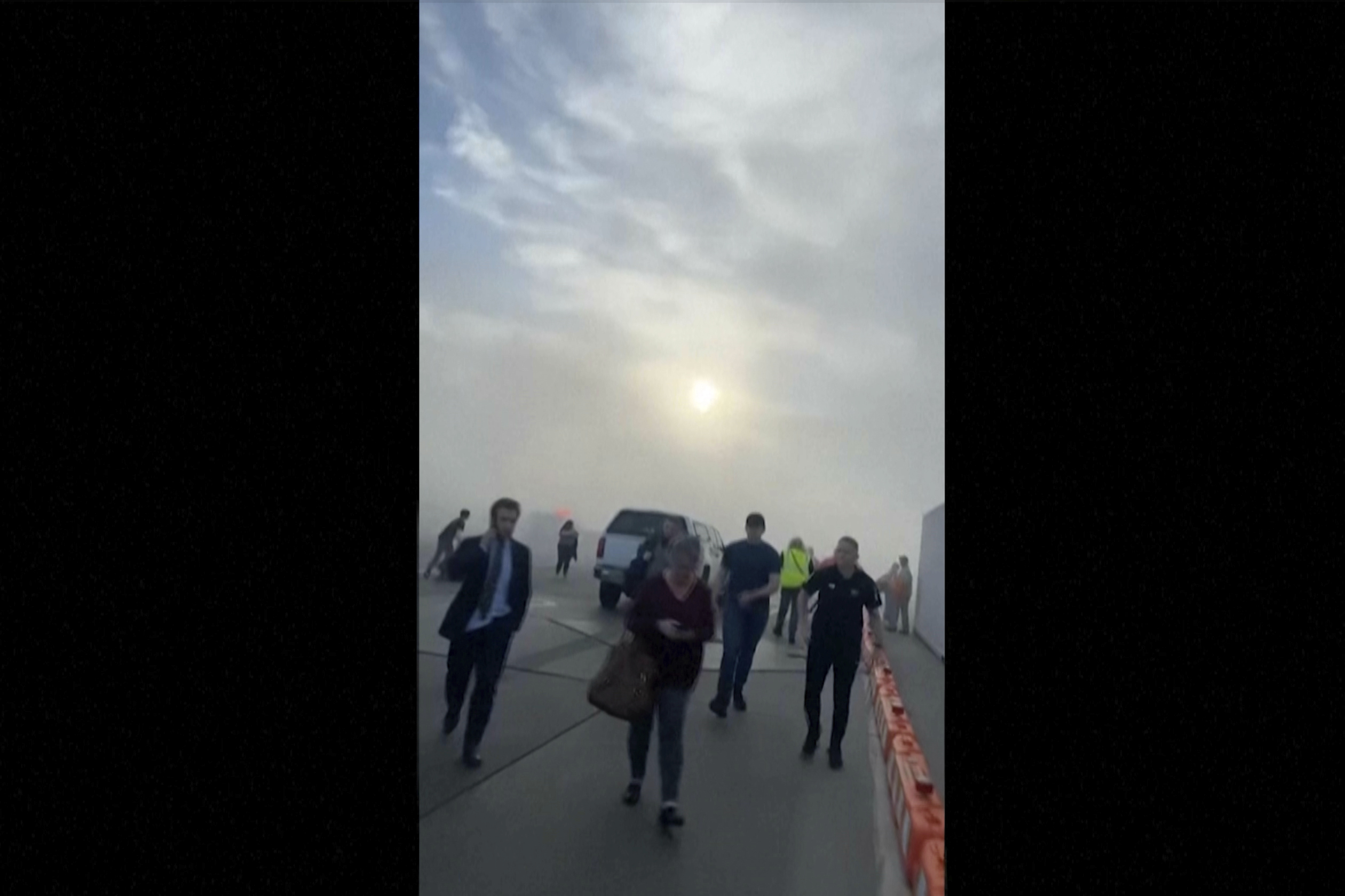 美国航空公司一架飞机在丹佛机场起火,12人受伤