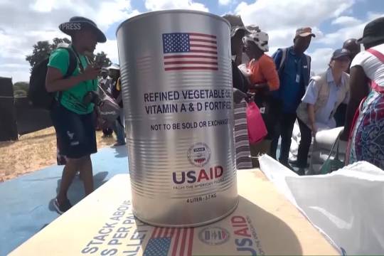 美国航空公司一架飞机在丹佛机场起火,12人受伤