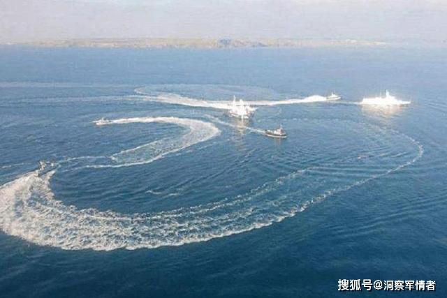 据官方媒体报道，受损的俄罗斯船只在刻赤海峡泄漏了大约3700吨石油