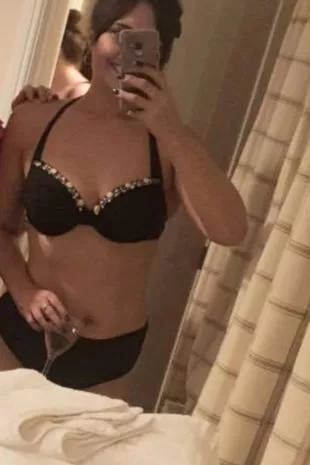 “我花了5000英镑做隆胸手术，但我的新乳房从内部毒害了我。”
