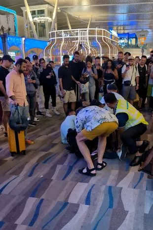 醉酒游客被机场警察扭打,并被告知不能再喝酒