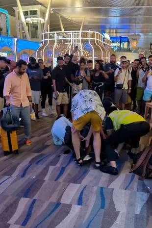 醉酒游客被机场警察扭打,并被告知不能再喝酒