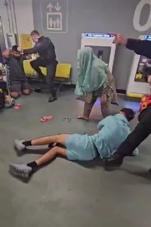 Keir Starmer报道了令人震惊的曼彻斯特机场警方录像的最新情况