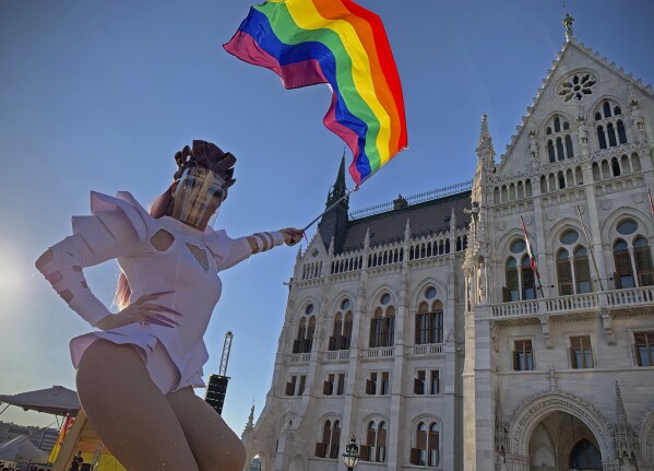 匈牙利议会通过了一项禁止同性恋骄傲活动的法律，这是对LGBTQ+权利的新一轮攻击
