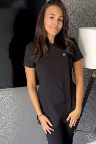 在被要求在同学面前做比基尼脱毛后,一名少女退出了美容课程