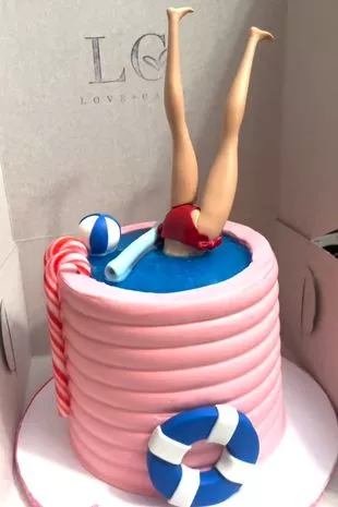 视频显示,一名男子因在女友摔断脖子一周年之际送她蛋糕而受到称赞——“他是一个守护者”
