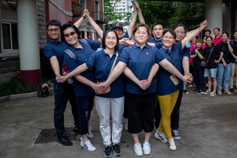 一个少年经过一个小时的长途跋涉才剪完头发，看起来完全认不出来了