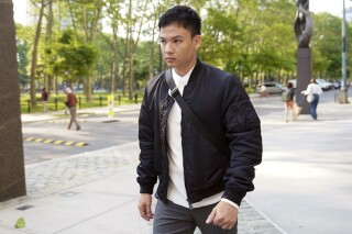一名男子因给中国前官员留恐吓信跟踪他而被判入狱