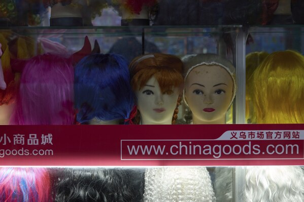 美联社图片：假发、旗帜、圣诞老人玩偶在中国一个供应世界的市场上展出