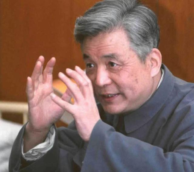 马克·赖特第一次带着小宝宝帕尔马去上班，难得地瞥了她一眼