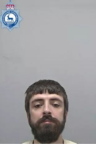 在令人不安的弓弩杀手的发现中,惊恐的女学生分享了安德鲁·塔特的恐惧
