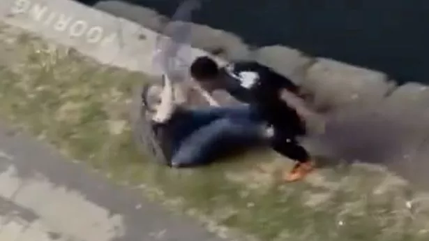 可怕的时刻，男子在街道中央用金属滑板车残忍地殴打受害者