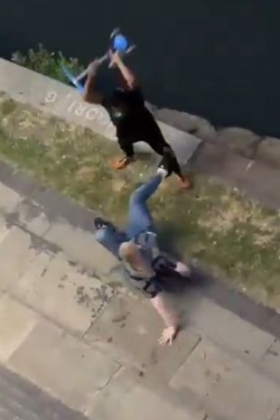 可怕的时刻,男子在街道中央用金属滑板车残忍地殴打受害者