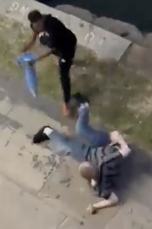 可怕的时刻,男子在街道中央用金属滑板车残忍地殴打受害者