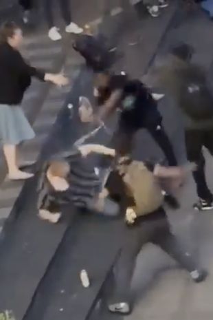 可怕的时刻,男子在街道中央用金属滑板车残忍地殴打受害者