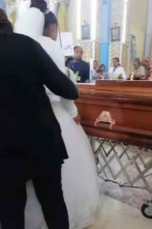 在婚礼前发生致命的肇事逃逸后,未婚妻穿着婚纱参加男友的葬礼