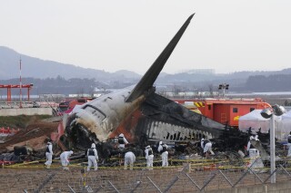 韩国空难遇难者家属对15名官员提起诉讼
