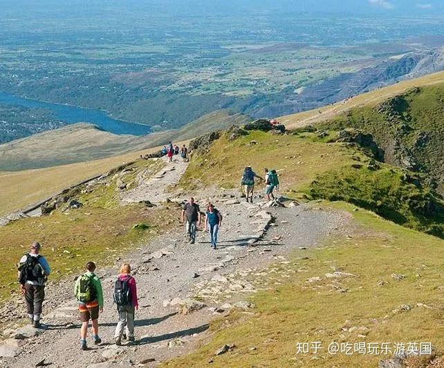 游客们登上了英国著名的山峰，但他们被眼前的景象惊呆了