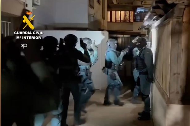 武装警察用攻城槌包围马略卡岛的一所房子，逮捕被赶出英国的暴徒