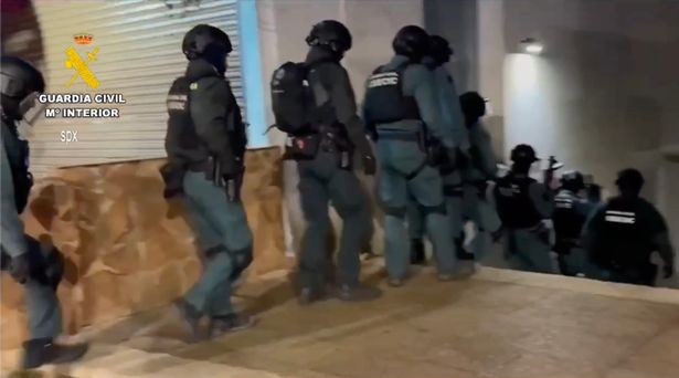 武装警察用攻城槌包围马略卡岛的一所房子,逮捕被赶出英国的暴徒