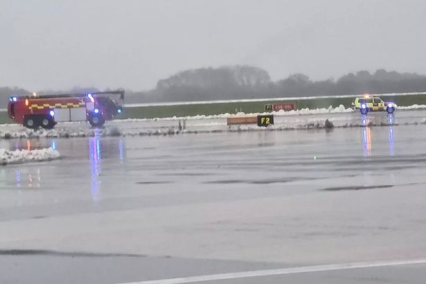 当消防人员冲向跑道时,Jet2飞机紧急降落