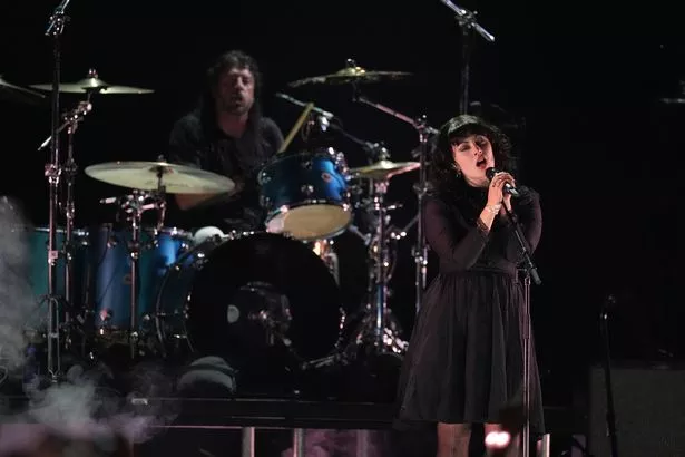 戴夫·格罗尔（Dave Grohl）再次与涅槃乐队（Nirvana）重聚，并邀请女儿上台，此前他们的家庭因婚外情而遭受重创