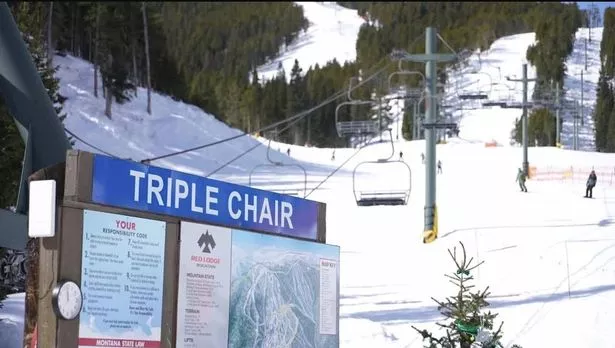 一名滑雪者从红洛奇山的缆车上摔下身亡