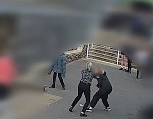 女孩躲在窗帘后面,然后“刺伤老师和学生”被闭路电视拍了下来