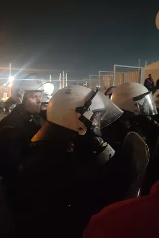 英格兰球迷在希腊比赛中施放催泪瓦斯，英足总调查警方的高压战术