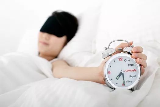 30岁的女子，因“打喷嚏时闹钟响了”而被诊断出患有罕见疾病
