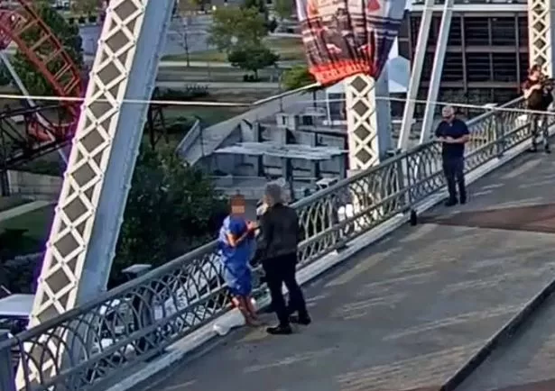 在令人难以置信的场景中,乔恩·邦·乔维冲上去阻止一名女子跳桥