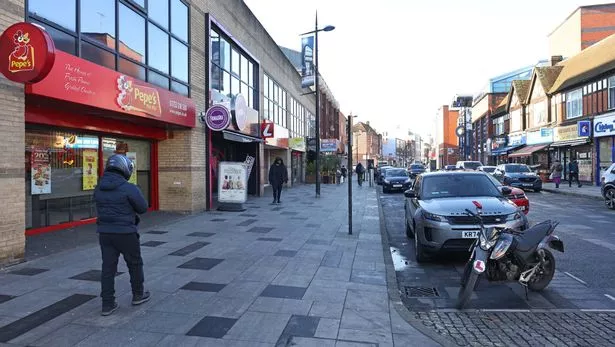 “我参观了英国最悲惨的小镇，当地人在公共场合做出了不可思议的事情。”