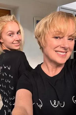 Sally Dynevor与很少露面的女儿合影,向癌症患者发出强有力的呼吁